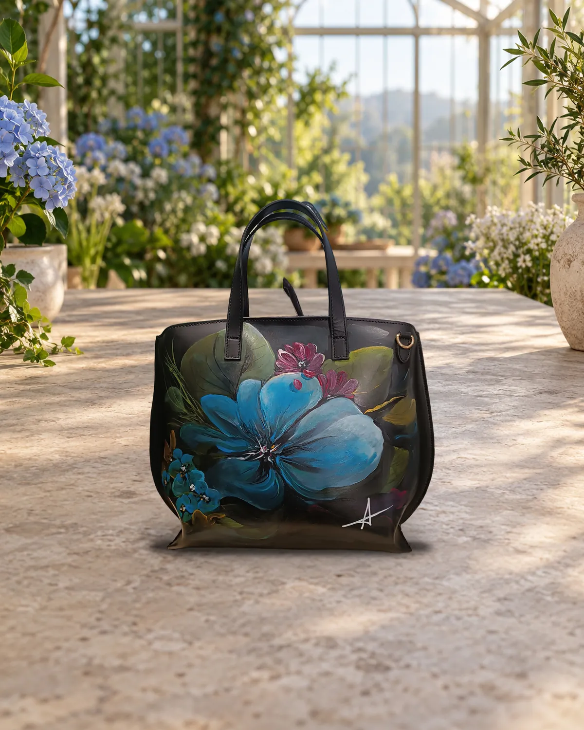 Fiore azzurro, borsa dipinta a mano