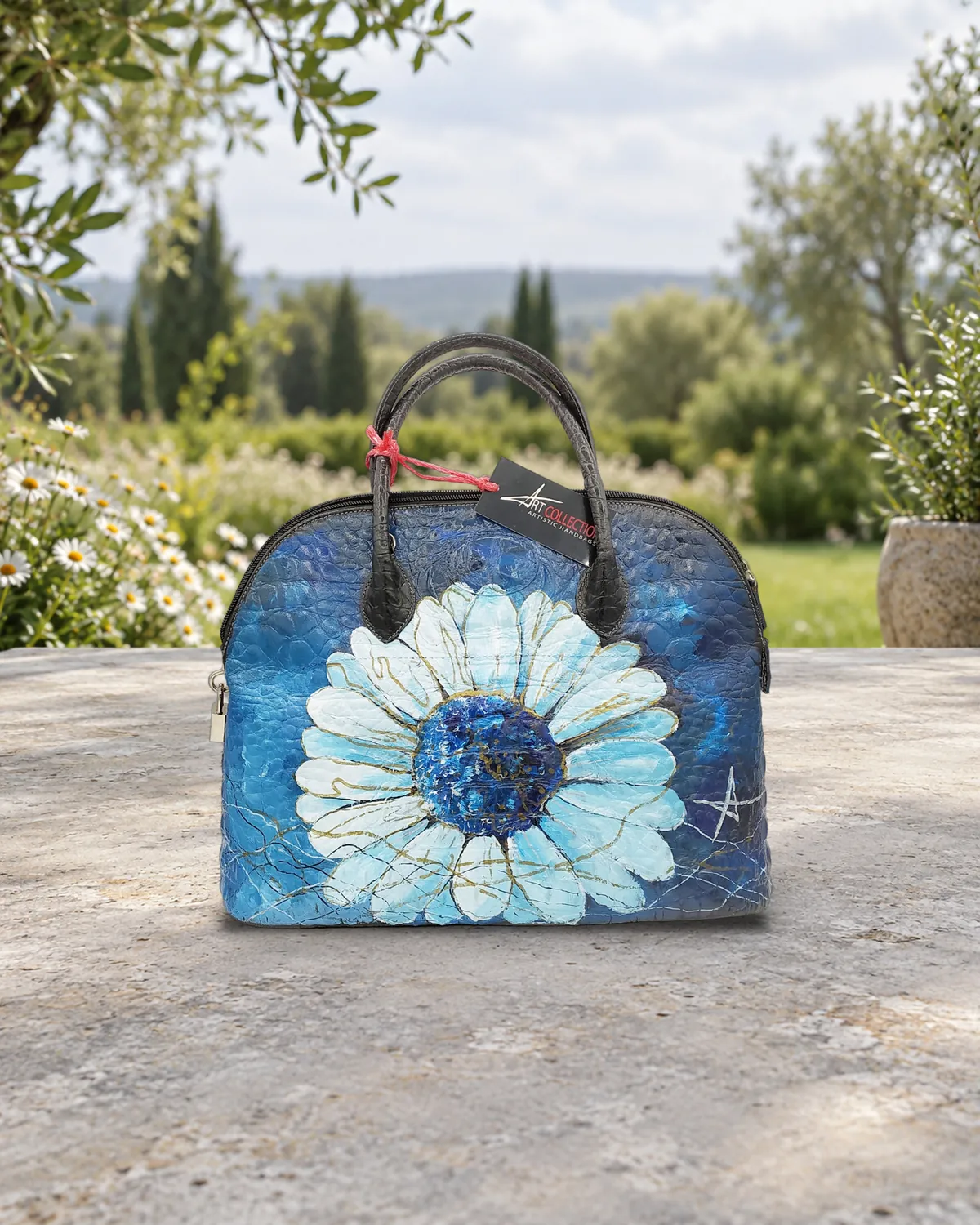 Margherita blu, borsa dipinta a mano